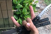 cf两把蝴蝶多少钱？蝴蝶刀的市场价格和购买建议是什么？