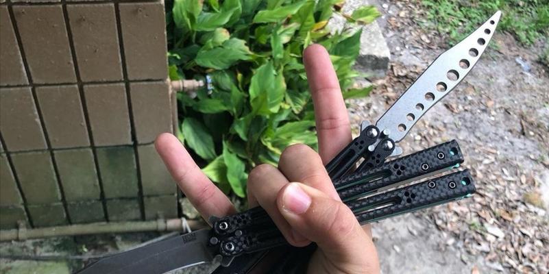 cf两把蝴蝶多少钱？蝴蝶刀的市场价格和购买建议是什么？